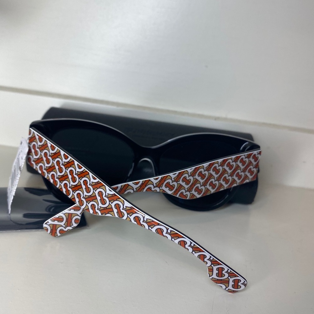 Sold❌Burberry 54mm Butterfly sunglasses 🔥 - Picture 5 of 16